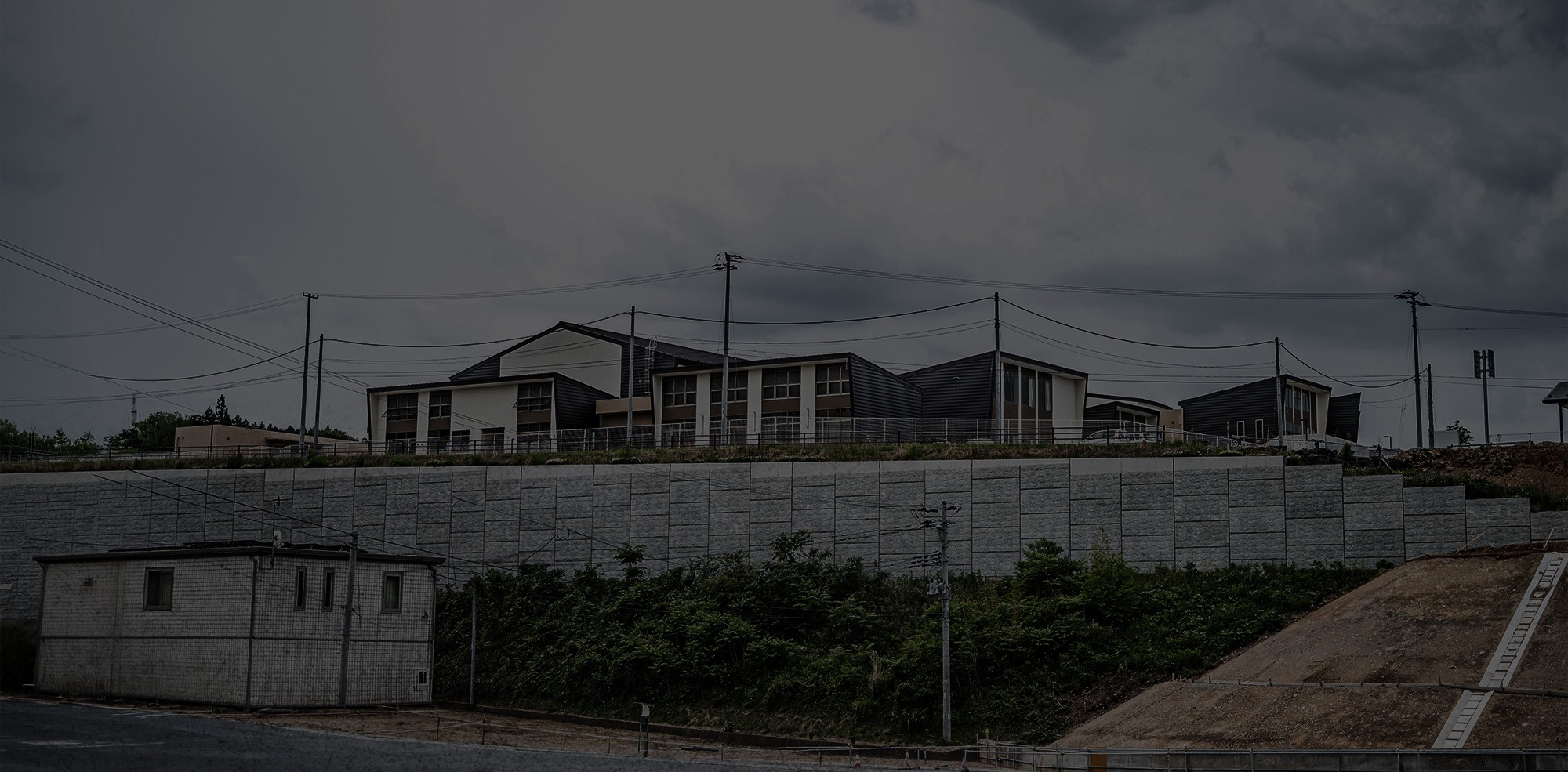 沖縄本島を拠点に、土地と建物に関する工事を幅広く対応。解体も、造成も、擁壁も。自社重機と豊富な人材を活かし、ご予算や現場条件に合わせて最適な施工をご提案します。